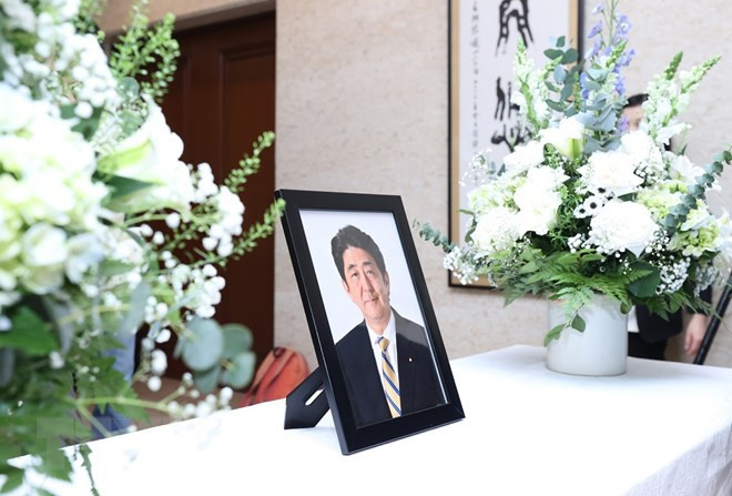 Dirigentes vietnamitas rinden homenaje al difunto expremier japonés Abe Shinzo ảnh 2 Dirigentes vietnamitas rinden homenaje al difunto expremier japonés Abe Shinzo ảnh 2