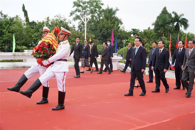 Dirigentes laosianos reciben a delegación partidista vietnamita ảnh 4 Dirigentes laosianos reciben a delegación partidista vietnamita ảnh 4