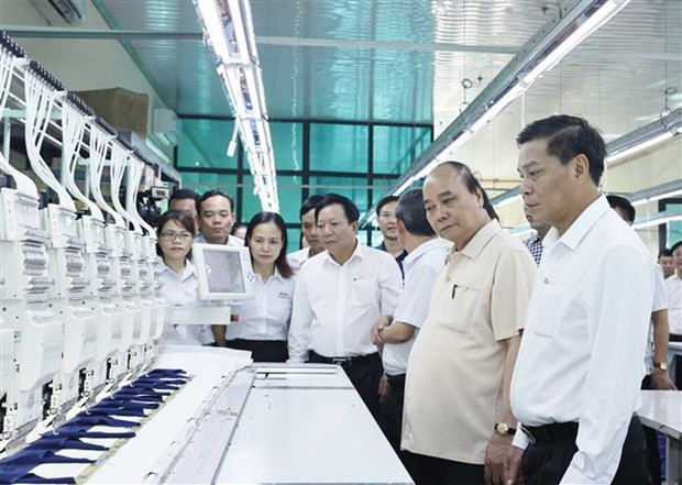 Presidente vietnamita visita una fábrica de confecciones en Hai Phong ảnh 1