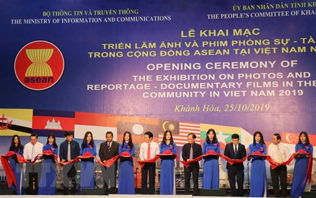 Exposición de fotos y documentales en provincia vietnamita refleja unidad de la ASEAN ảnh 1 Exposición de fotos y documentales en provincia vietnamita refleja unidad de la ASEAN ảnh 1