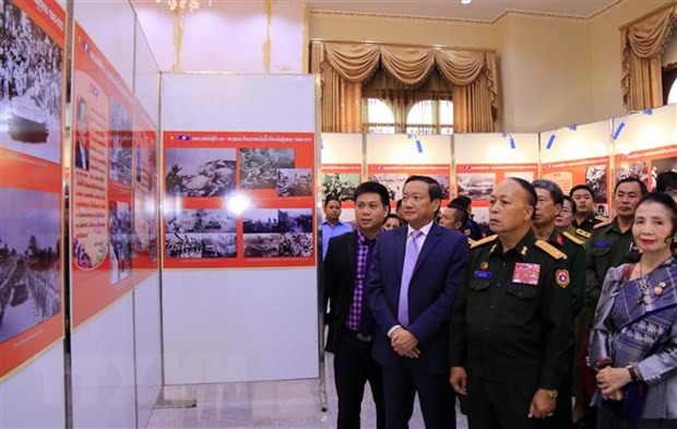 Exposición de fotos resalta aportes de voluntarios vietnamitas a la revolución laosiana ảnh 1