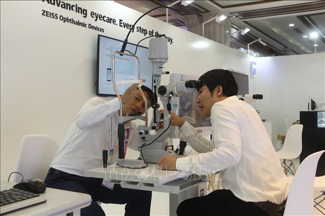 Debaten en Vietnam expertos internacionales sobre tratamientos oftalmológicos ảnh 1