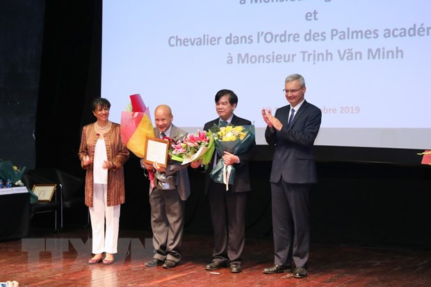 Honran a profesores vietnamitas con Medallas de Caballero de Francia ảnh 1 Honran a profesores vietnamitas con Medallas de Caballero de Francia ảnh 1