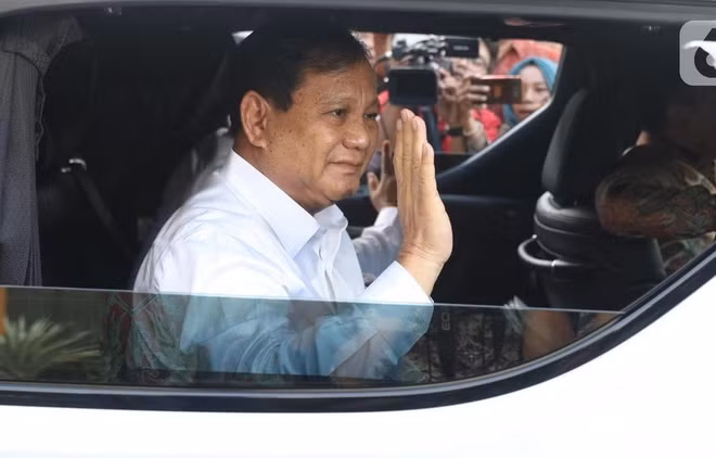 Nombra presidente de Indonesia a su rival electoral ministro de Defensa ảnh 1