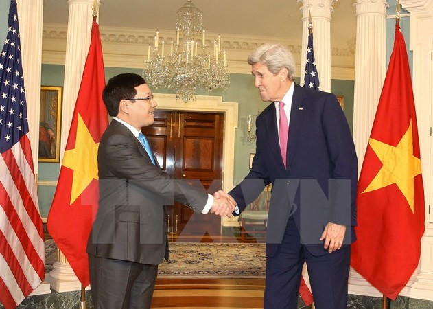 Vicepremier de Vietnam dialoga con John Kerry en Washington ảnh 1