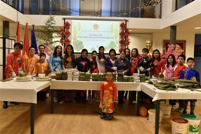Organizan clase de elaboración de pastel de arroz vietnamita en Holanda ảnh 1 Organizan clase de elaboración de pastel de arroz vietnamita en Holanda ảnh 1