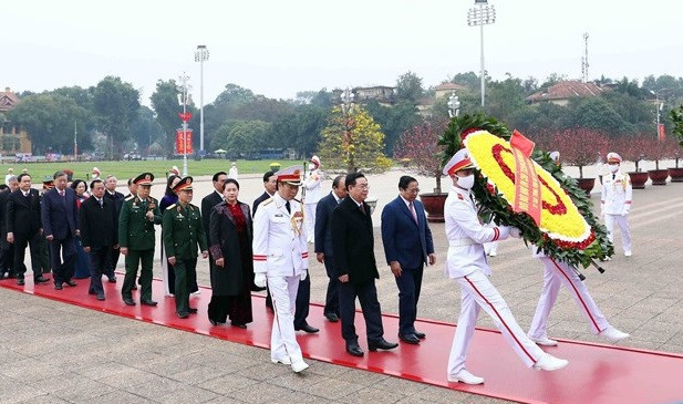 Dirigentes del Partido y Estado rinden homenaje al Presidente Ho Chi Minh ảnh 3 Dirigentes del Partido y Estado rinden homenaje al Presidente Ho Chi Minh ảnh 3