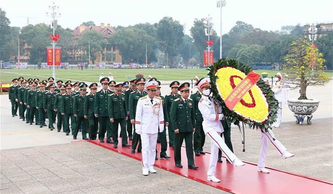 Dirigentes del Partido y Estado rinden homenaje al Presidente Ho Chi Minh ảnh 2 Dirigentes del Partido y Estado rinden homenaje al Presidente Ho Chi Minh ảnh 2
