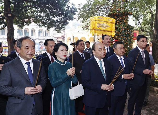 Presidente y vietnamitas en Ultramar ofrecen inciensos en Ciudadela Imperial de Thang Long-Hanoi ảnh 1 Presidente y vietnamitas en Ultramar ofrecen inciensos en Ciudadela Imperial de Thang Long-Hanoi ảnh 1