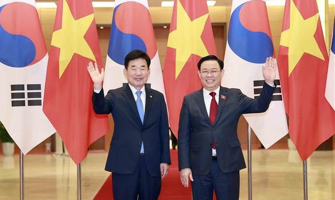 Presidente del Parlamento vietnamita sostiene conversación con su homólogo surcoreano ảnh 1 Presidente del Parlamento vietnamita sostiene conversación con su homólogo surcoreano ảnh 1