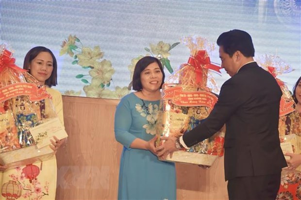 Transmiten felicitaciones del Tet a soldados y pobladores del distrito Truong Sa ảnh 1 Transmiten felicitaciones del Tet a soldados y pobladores del distrito Truong Sa ảnh 1