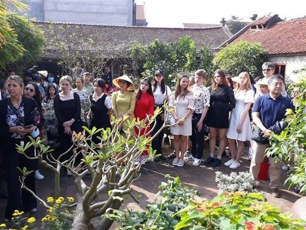 Diplomáticos extranjeros y turistas exploran el Tet vietnamita en la aldea de Duong Lam ảnh 1 Diplomáticos extranjeros y turistas exploran el Tet vietnamita en la aldea de Duong Lam ảnh 1