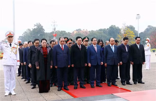 Dirigentes del Partido y Estado rinden homenaje al Presidente Ho Chi Minh ảnh 1