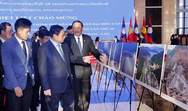 Premieres de Vietnam y Laos participan en exposición sobre nexos de cooperación bilateral ảnh 1