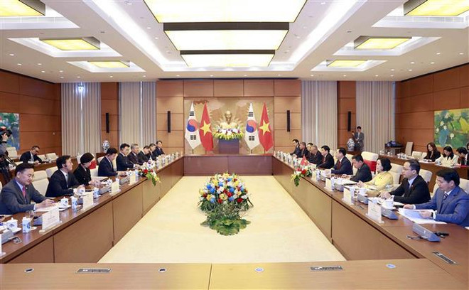 Presidente del Parlamento vietnamita sostiene conversación con su homólogo surcoreano ảnh 2 Presidente del Parlamento vietnamita sostiene conversación con su homólogo surcoreano ảnh 2