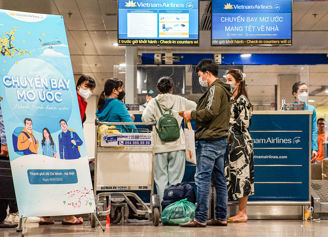 Más de 100 trabajadores desfavorecidos regresan a casa para el Tet en vuelo gratuito de Vietnam Airlines ảnh 1 Más de 100 trabajadores desfavorecidos regresan a casa para el Tet en vuelo gratuito de Vietnam Airlines ảnh 1