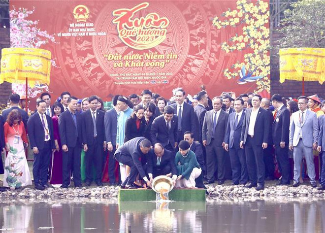 Presidente y vietnamitas en Ultramar ofrecen inciensos en Ciudadela Imperial de Thang Long-Hanoi ảnh 2 Presidente y vietnamitas en Ultramar ofrecen inciensos en Ciudadela Imperial de Thang Long-Hanoi ảnh 2