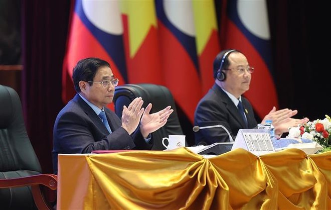 Premieres de Vietnam y Laos copresiden conferencia de cooperación e inversión ảnh 2