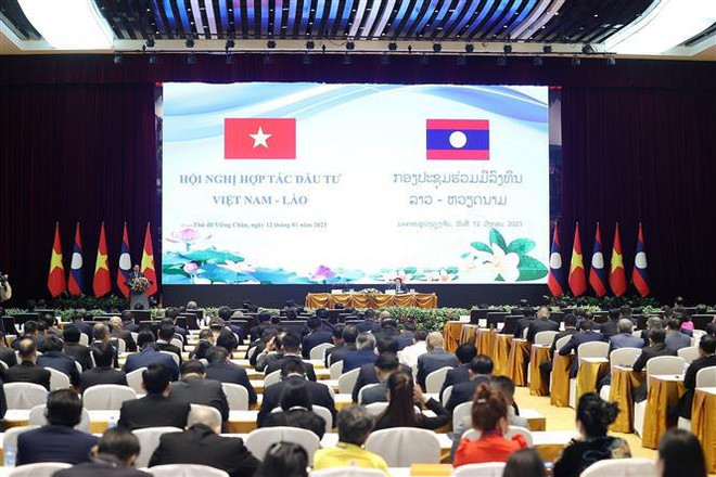 Premieres de Vietnam y Laos copresiden conferencia de cooperación e inversión ảnh 1