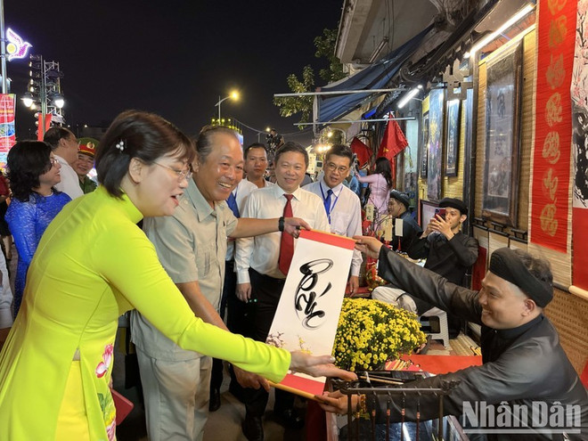 Abren en Ciudad Ho Chi Minh mercado de flores de primavera del Año Nuevo Lunar 2023 ảnh 2 Abren en Ciudad Ho Chi Minh mercado de flores de primavera del Año Nuevo Lunar 2023 ảnh 2