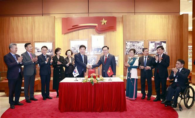 Presidente de Asamblea Nacional de Corea del Sur concluye visita oficial a Vietnam ảnh 1 Presidente de Asamblea Nacional de Corea del Sur concluye visita oficial a Vietnam ảnh 1
