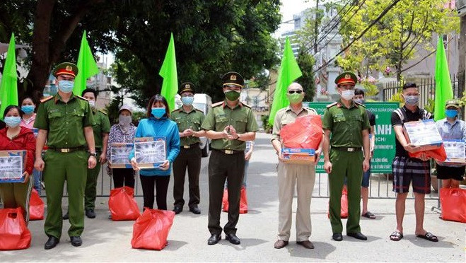 Vietnam extiende ayuda a personas con dificultades causadas por el COVID-19 ảnh 1 Vietnam extiende ayuda a personas con dificultades causadas por el COVID-19 ảnh 1