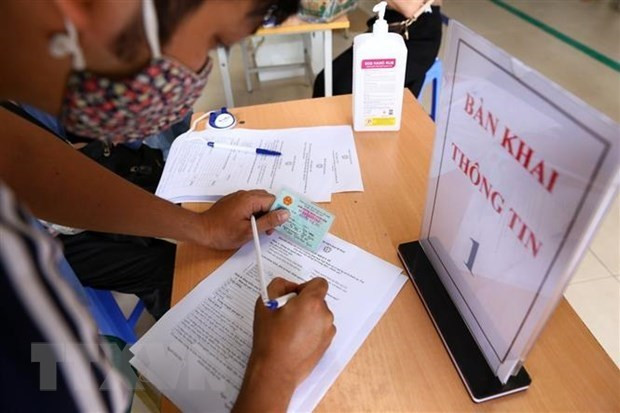 Provincia vietnamita intensifica manejo estricto de infractores de medidas preventivas contra el COVID-19 ảnh 1