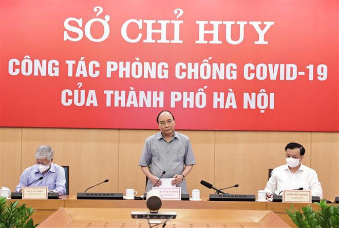 Alienta presidente a fuerzas participantes en lucha contra COVID-19 en Hanoi ảnh 2 Alienta presidente a fuerzas participantes en lucha contra COVID-19 en Hanoi ảnh 2