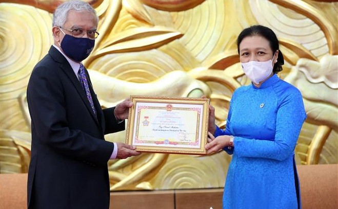 Confieren medalla conmemorativa a coordinador residente de la ONU en Vietnam ảnh 1 Confieren medalla conmemorativa a coordinador residente de la ONU en Vietnam ảnh 1