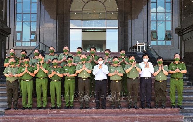 Primer ministro de Vietnam destaca papel de Policía Popular en lucha contra el coronavirus ảnh 1 Primer ministro de Vietnam destaca papel de Policía Popular en lucha contra el coronavirus ảnh 1