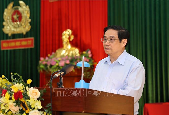 Primer ministro de Vietnam destaca papel de Policía Popular en lucha contra el coronavirus ảnh 2
