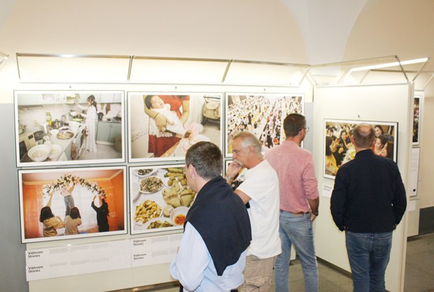 Organizan exposición fotográfica sobre comunidad de vietnamitas en República Checa ảnh 2 Organizan exposición fotográfica sobre comunidad de vietnamitas en República Checa ảnh 2