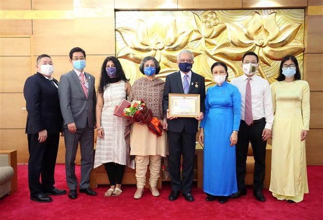 Confieren medalla conmemorativa a coordinador residente de la ONU en Vietnam ảnh 2 Confieren medalla conmemorativa a coordinador residente de la ONU en Vietnam ảnh 2