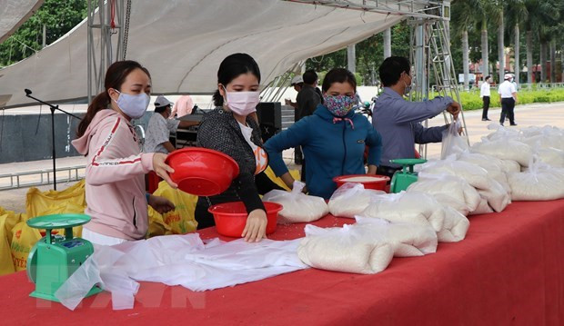 Gobierno vietnamita distribuye arroz gratis a favor de localidades en medio del COVID-19 ảnh 1