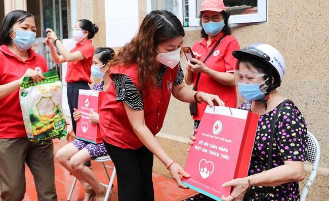 Vietnam extiende ayuda a personas con dificultades causadas por el COVID-19 ảnh 2 Vietnam extiende ayuda a personas con dificultades causadas por el COVID-19 ảnh 2