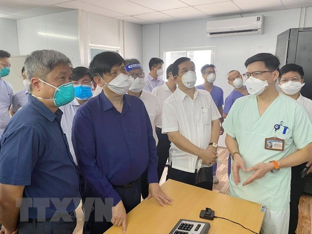 Ministro vietnamita de Salud visita unidades de cuidados intensivos en Ciudad Ho Chi Minh ảnh 1 Ministro vietnamita de Salud visita unidades de cuidados intensivos en Ciudad Ho Chi Minh ảnh 1