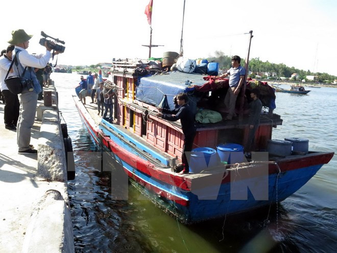 Pescadores de barco hundido por naves chinas regresaron a tierra ảnh 1 Pescadores de barco hundido por naves chinas regresaron a tierra ảnh 1