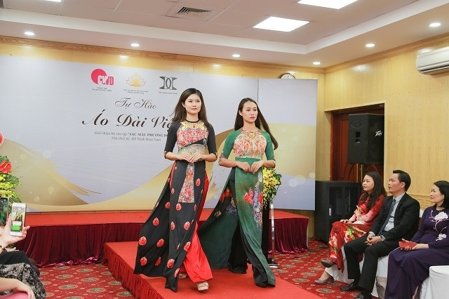 Celebran en Vietnam Día Internacional de la Mujer con desfile de trajes típicos ảnh 1 Celebran en Vietnam Día Internacional de la Mujer con desfile de trajes típicos ảnh 1