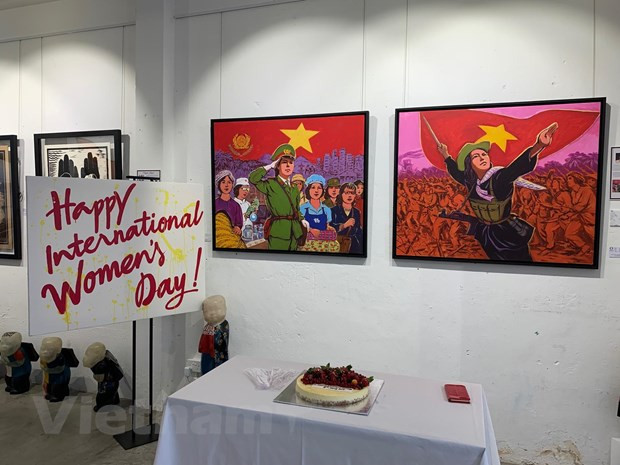 Efectúan en Singapur exposición en honor a la mujer vietnamita ảnh 1 Efectúan en Singapur exposición en honor a la mujer vietnamita ảnh 1
