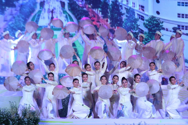 Desfilan miles de personas con el Ao Dai en Ciudad Ho Chi Minh ảnh 1 Desfilan miles de personas con el Ao Dai en Ciudad Ho Chi Minh ảnh 1