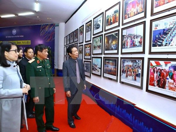 Inauguran exhibición sobre logros de integración internacional de Vietnam ảnh 1 Inauguran exhibición sobre logros de integración internacional de Vietnam ảnh 1