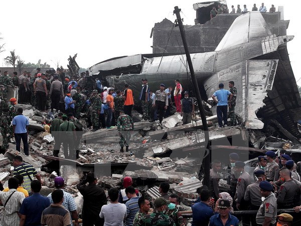 Trece muertos tras accidente del avión militar en Indonesia ảnh 1 Trece muertos tras accidente del avión militar en Indonesia ảnh 1