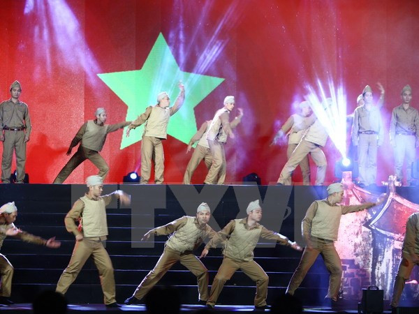 En Hanoi programa artístico en saludo al Día de Resistencia Nacional ảnh 1 En Hanoi programa artístico en saludo al Día de Resistencia Nacional ảnh 1