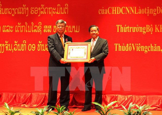 Laos reconoce destacadas contribuciones de viceministro vietnamita ảnh 1 Laos reconoce destacadas contribuciones de viceministro vietnamita ảnh 1