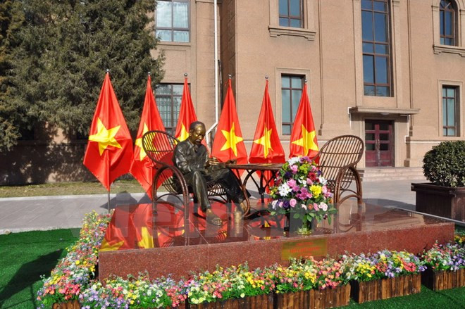 Inauguran estatua en homenaje al presidente Ho Chi Minh en China ảnh 1 Inauguran estatua en homenaje al presidente Ho Chi Minh en China ảnh 1