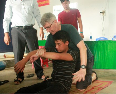 Pescadores en provincia de Vietnam aprenden habilidades de salvamento ảnh 1 Pescadores en provincia de Vietnam aprenden habilidades de salvamento ảnh 1