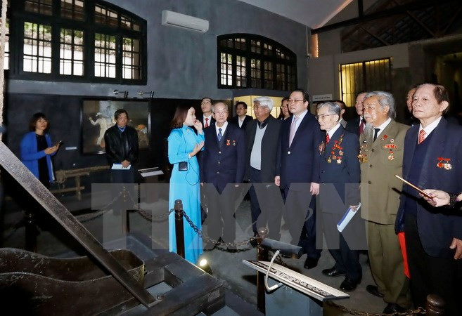 Rinden tributos a excombatientes encarcelados en Hoa Lo ảnh 1  Rinden tributos a excombatientes encarcelados en Hoa Lo ảnh 1