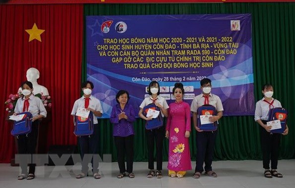 Otorgan becas a estudiantes desfavorecidos en isla vietnamita de Con Dao ảnh 1 Otorgan becas a estudiantes desfavorecidos en isla vietnamita de Con Dao ảnh 1