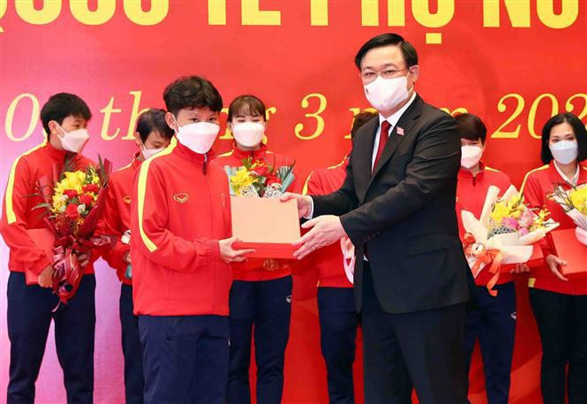 Presidente del Parlamento vietnamita felicita a la selección femenina de fútbol ảnh 2