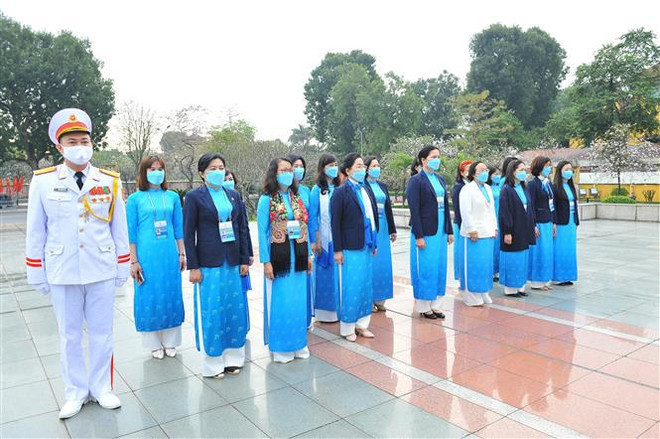 Delegadas del Congreso Nacional de Mujeres rinden tributo al Presidente Ho Chi Minh ảnh 2 Delegadas del Congreso Nacional de Mujeres rinden tributo al Presidente Ho Chi Minh ảnh 2